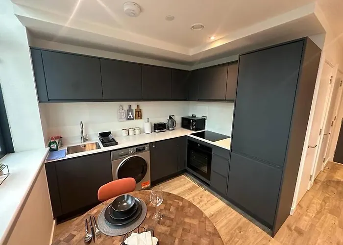 Stylish, Top-Floor 1 Bed Apt
