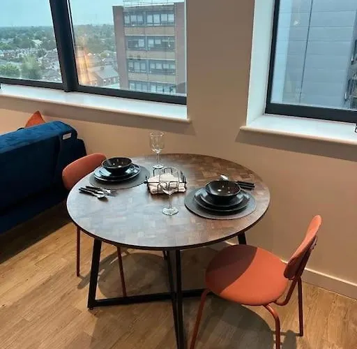 Stylish, Top-Floor 1 Bed Apt
